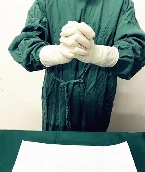 我院手术室在全院率先推广无触式戴无菌手套法！